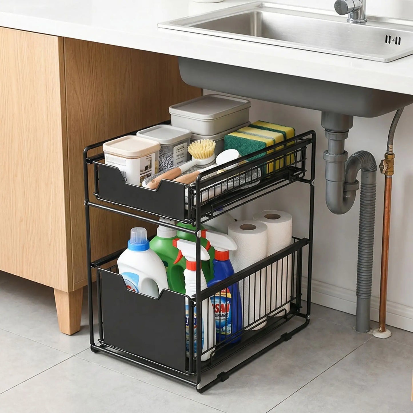Rangement cuisine sous evier en noir.