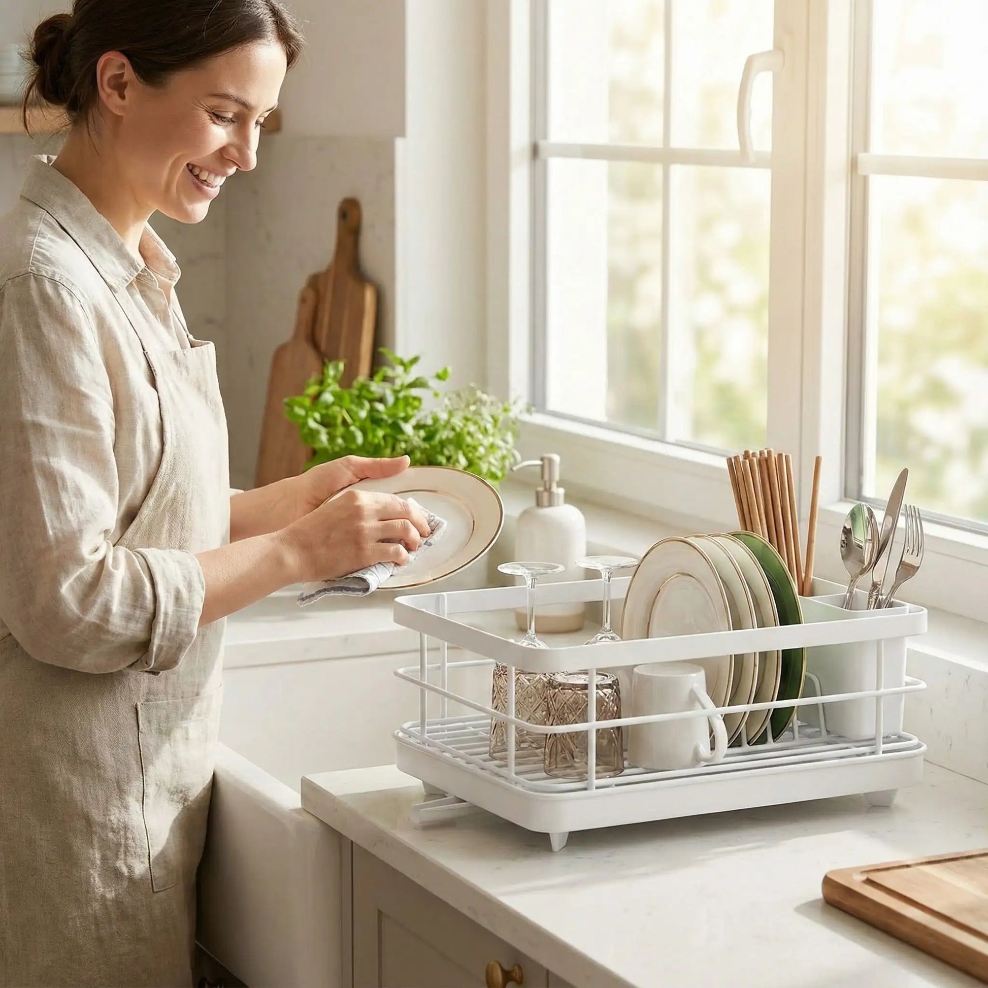 egouttoir vaisselle avec une femme qui essuie sa vaisselle