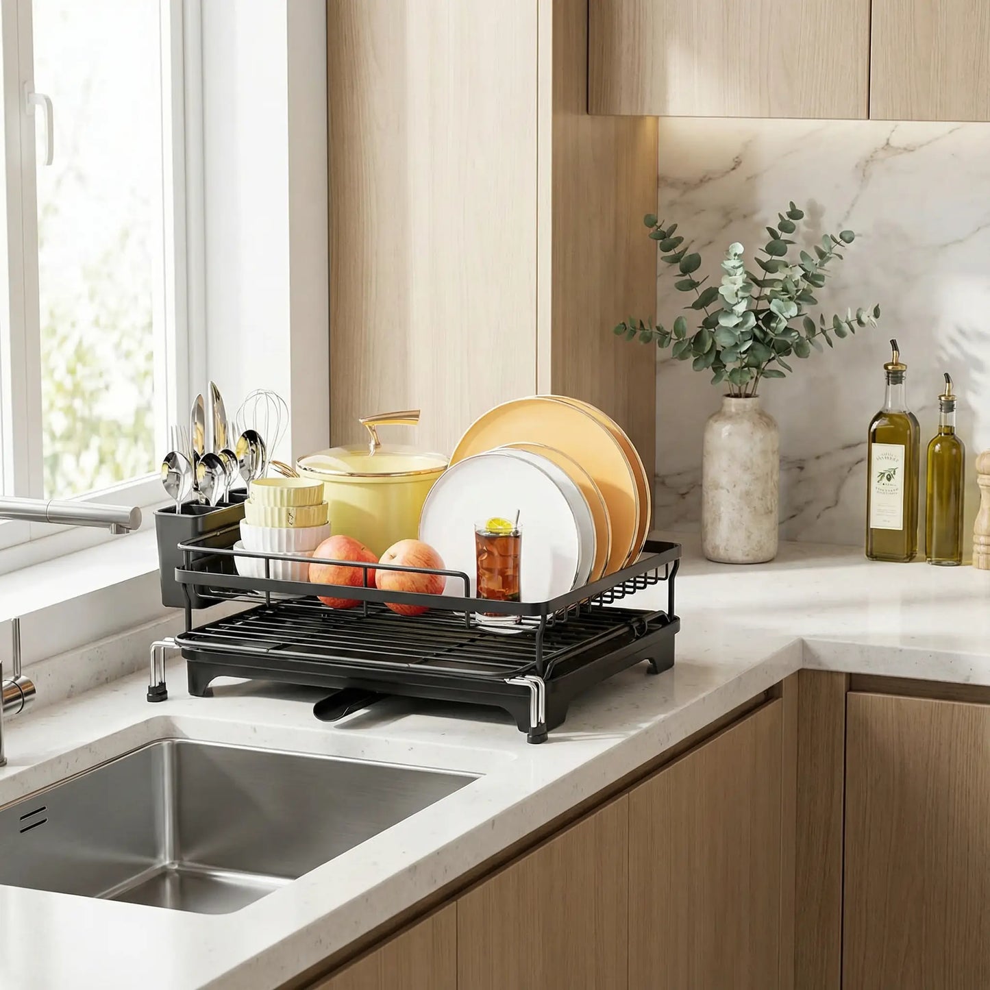 egouttoir vaisselle sur le plan de travail de la cuisine