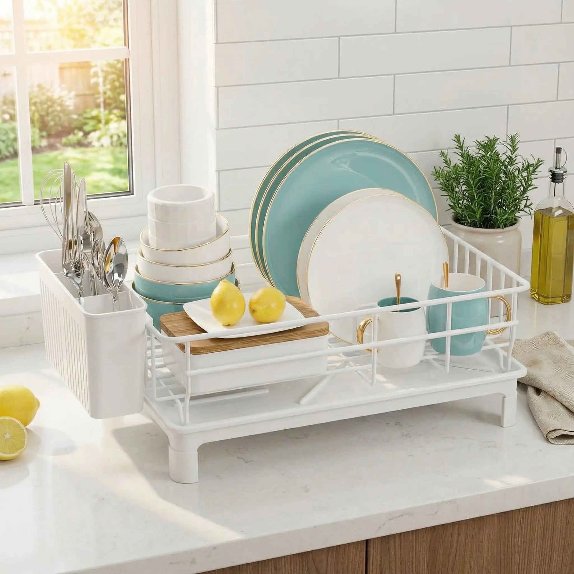 egouttoir à vaisselle  posé sur un plan de travail dans une cuisine 