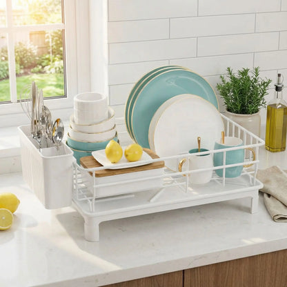 egouttoir à vaisselle  posé sur un plan de travail dans une cuisine 