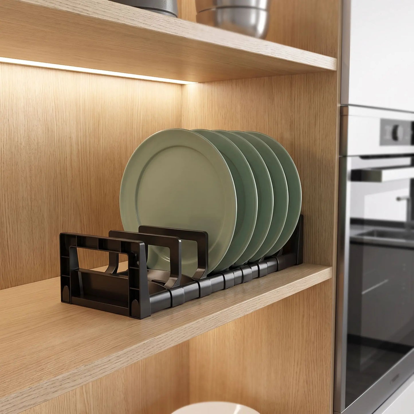 Rangement dans placard cuisine version assiettes en noir.