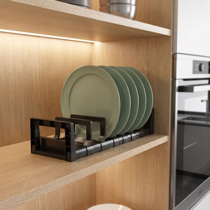 Rangement dans placard cuisine version assiettes en noir.