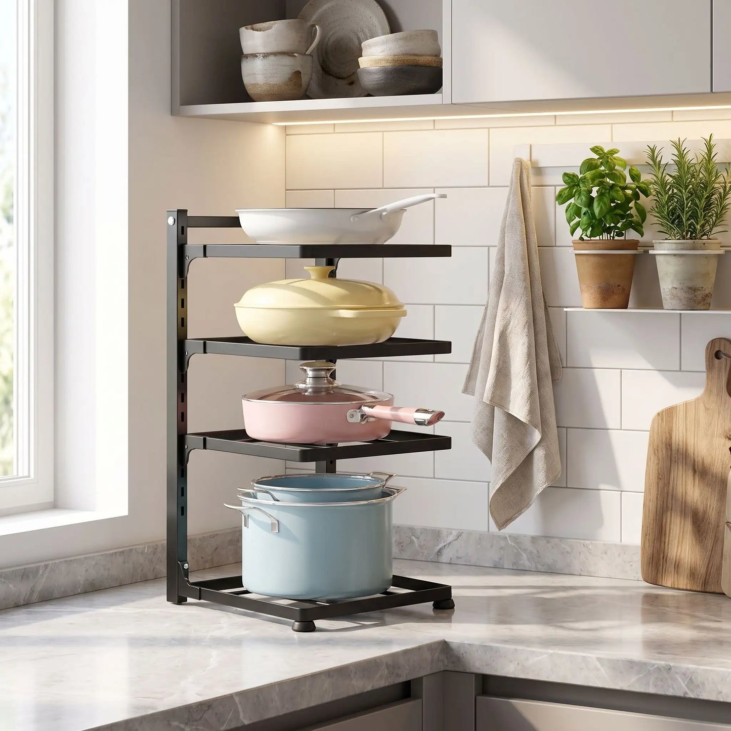Rangement casseroles pour la cuisine sur quatre niveaux.